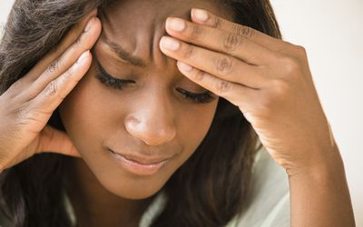 黑人妇女眉头紧锁