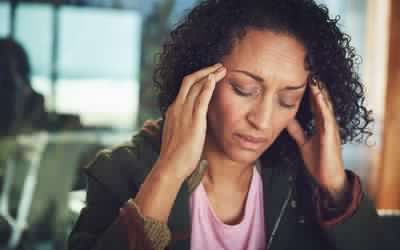 BIPOC偏头痛的人抱着她的头