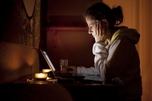 女人浪费时间在Facebook上