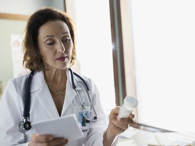 医生检查处方瓶