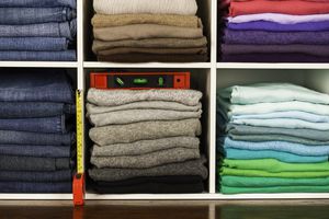 用精神级别和统治者在小隔间整齐地有组织的衣服