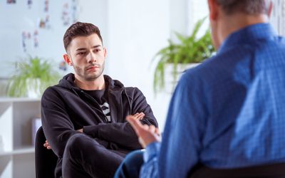 倾听治疗师的男人