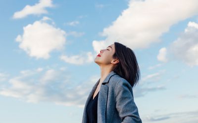 年轻女士拥抱希望和自由-库存照片