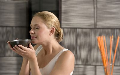 拿着茶碗的女人