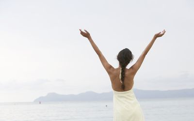 妇女用在空中的手