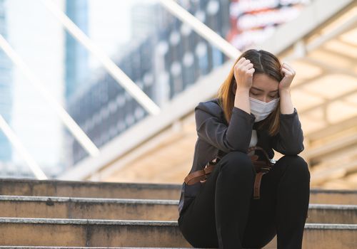 失业的女实业家沮丧坐在一条道路上由于公司破产，而冠心病传播情况。