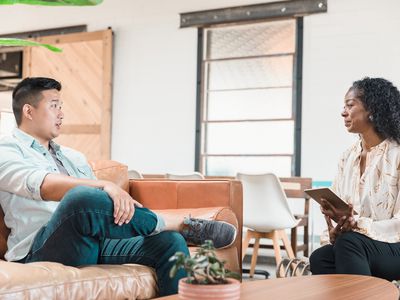 治疗师和患者讨论