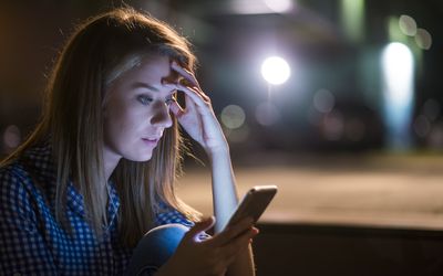 看智能手机的生气妇女