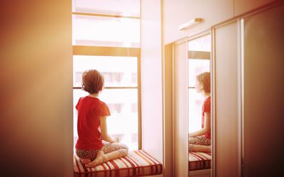 女孩坐看窗口的窗口位子