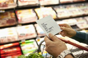 一个女人拿着购物清单在杂货店里