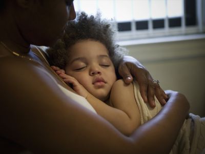 黑人母亲把儿子抱在怀里