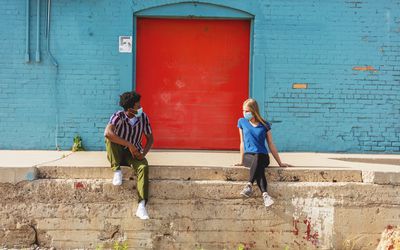 户外戴着面具的人们在大流行病毒爆发期间