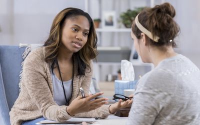 治疗师跟一个客户端。