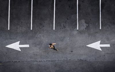 太平洋岛民妇女在停车场奔跑的鸟瞰图