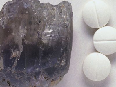 锂铝硅酸铝旁边的锂片。