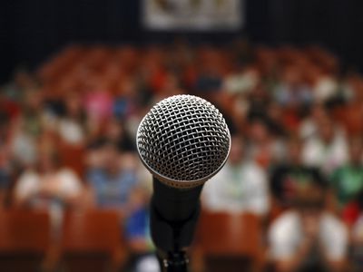 人群面前的麦克风