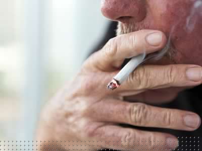 老人吸烟