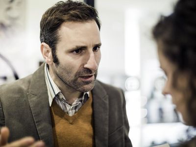 夫妇在城市街道争论