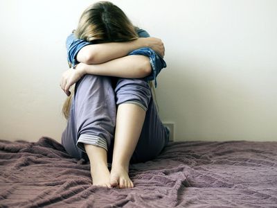 悲伤沮丧的年轻女人。