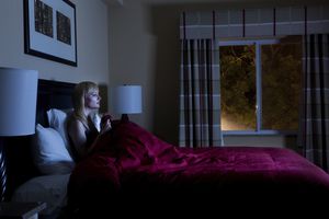 女人在晚上看电视