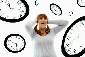 时钟在一个手放在头上的沮丧的女人周围飘动