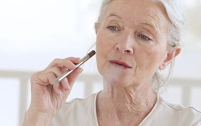 使用电子烟的妇女