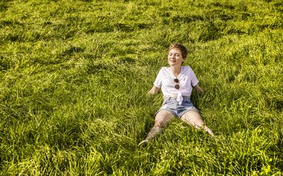 享受阳光的领域的妇女