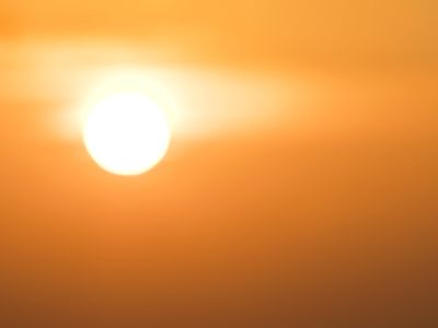 具有橙色背景的太阳图像