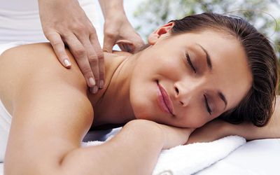 被按摩的妇女在spa户外