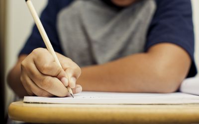 学生写在桌子上