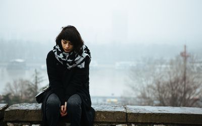 独自坐在外面的女人