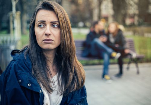 焦急而悲伤的女人在外面