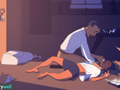 男子向地板上服用过量阿片类药物的女子施用麻醉剂