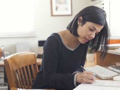 在家庭办公室工作的西班牙裔妇女