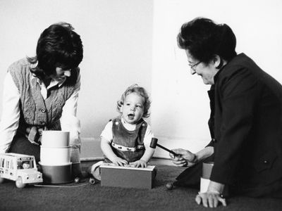 玛丽阿斯沃思与孩子一起工作