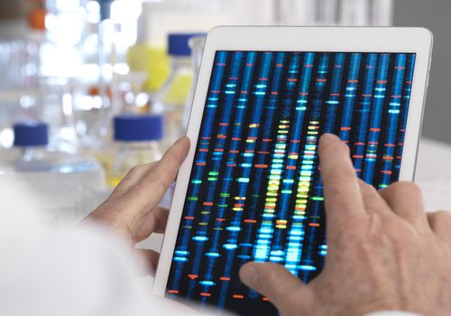 科学家们正在看药片上的基因测试结果