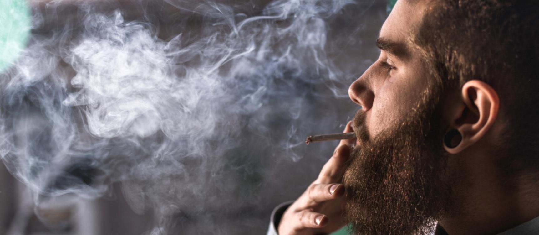 男子吸烟一个关节