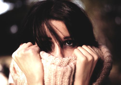 女人把毛衣拉在脸上