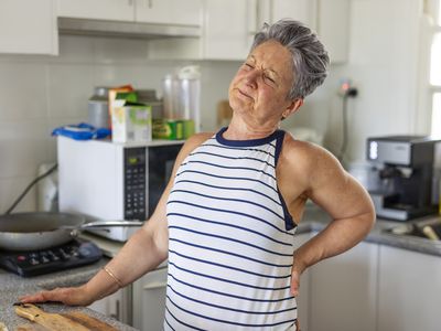 厨房慢性疼痛的老年妇女