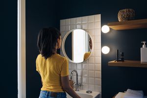 一个年轻女人在浴室镜子里看