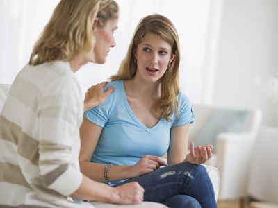 母亲和女儿说话