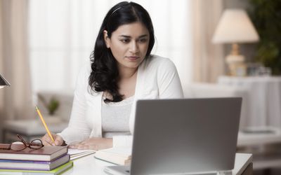 混血女在笔记本电脑上学习