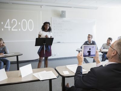 学生在全班同学面前辩论。