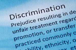 该歧视强调了蓝色色调的图像。