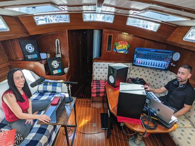 艾米·莫林和尼克·瓦伦丁在佛罗里达礁岛的一艘帆船上录制了“非常好思维”播客万博手机官网