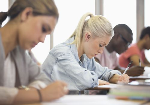 上校lege students taking exam