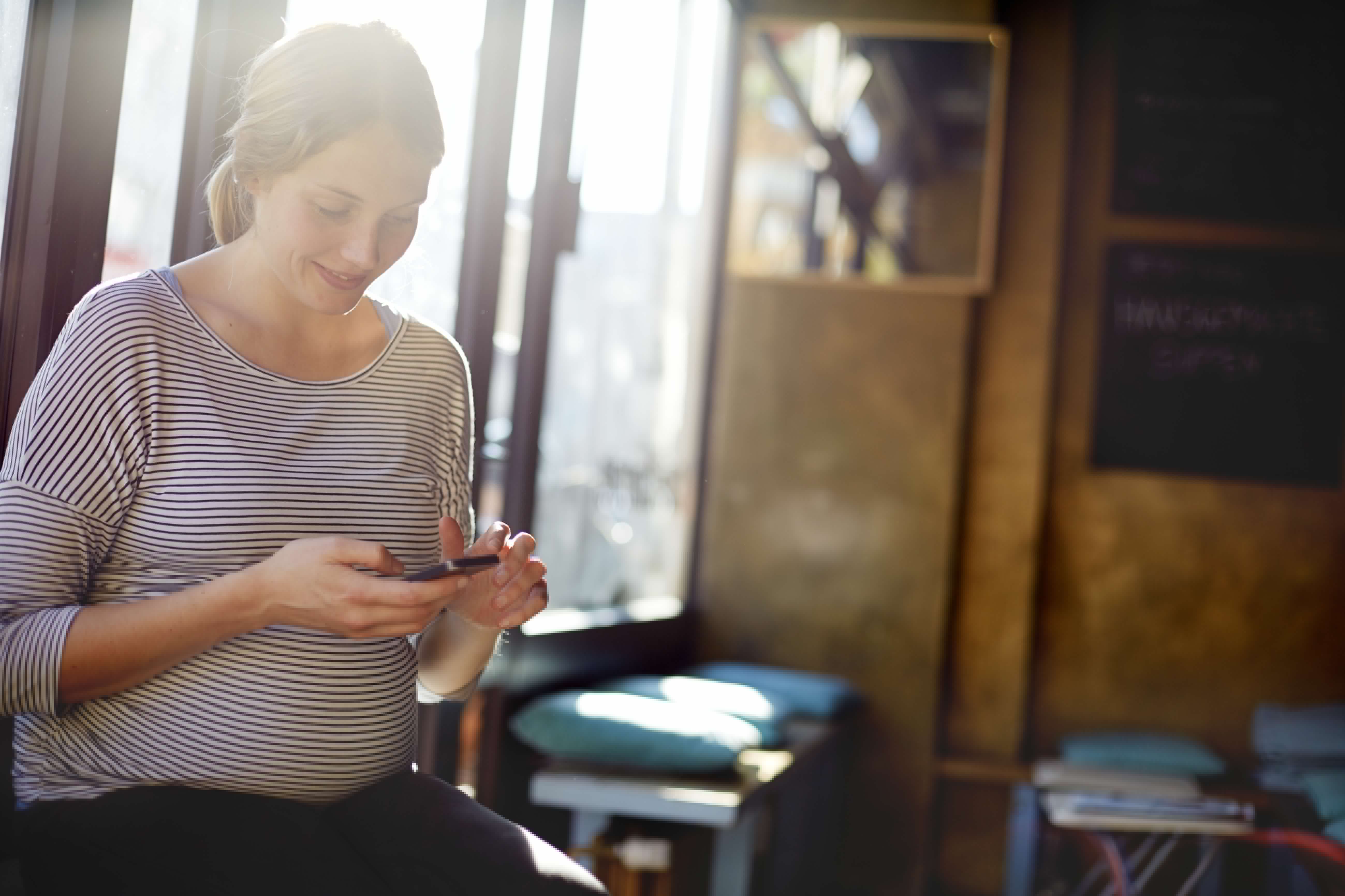 一个孕妇在咖啡店打电话