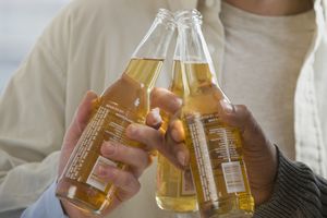 开着啤酒瓶的男人