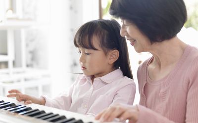 练习钢琴的女孩