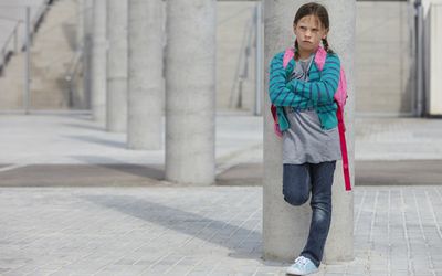 皱着眉头的女孩靠在列